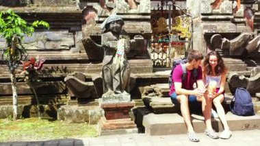 Asya tapınağının yanında sırt çantalı bir çift turist, seyahat konsepti. 