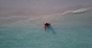 Tropik sahilde mutlu romantik bir çift