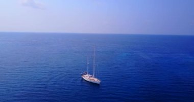 Mavi denizde hareket eden yalnız bir tekne. Dominik Cumhuriyeti, Karayipler 'de egzotik tatil. 