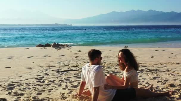 Ein Junges Reizendes Paar Tropischen Sandstrand Der Nähe Des Wunderschönen — Stockvideo