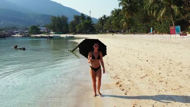 Giovane Ragazza Attraente Bikini Nero Piedi Sulla Spiaggia Sabbia Concetto — Video Stock