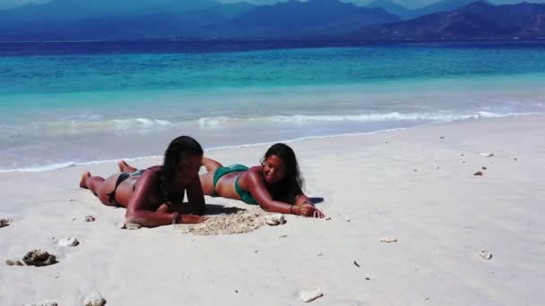 Dos Chicas Pasando Buen Rato Tomando Sol Playa Arena — Vídeo de stock