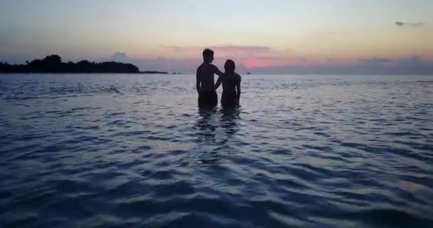 Lief Koppel Ontspannen Het Strand Bij Zonsondergang Dominicaanse Republiek — Stockvideo