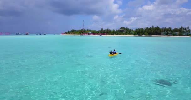 Pareja Kayak Mar Azul Bora Bora Polinesia Francesa Pacífico Sur — Vídeos de Stock