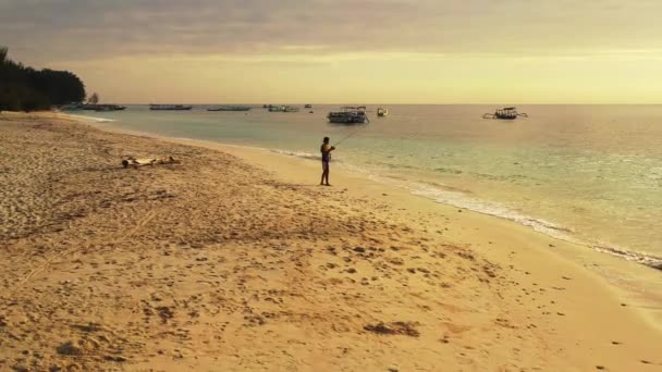 Pescador Pesca Praia Areia Ilha Barbados — Vídeo de Stock