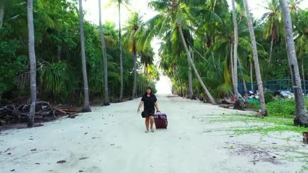 Mulher Andando Praia Com Bagagem — Vídeo de Stock