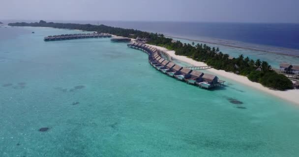 Luftaufnahme Von Bungalows Entlang Der Küste Sommerszene Auf Den Bahamas — Stockvideo