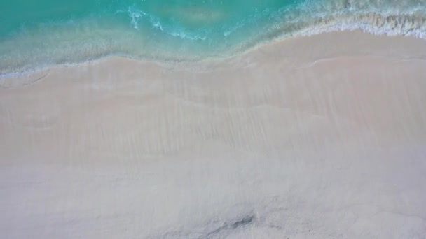 Côte de sable blanc avec vagues bleues. Voyage d'été en Australie.