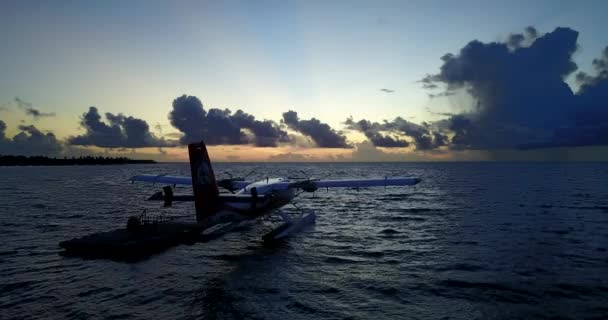 黄昏时在海里的水上飞机 法属波利尼西亚波拉博拉的热带天堂 — 图库视频影像