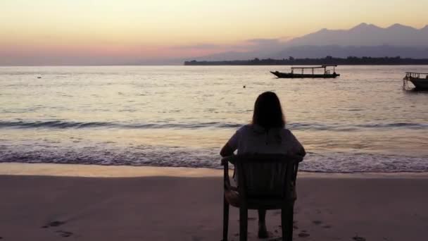 Дівчина Сидить Стільці Піщаному Пляжі Час Заходу Сонця — стокове відео