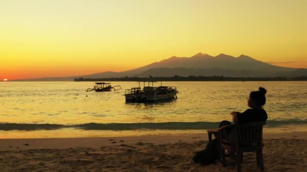 Sylwetka Kobiety Siedzącej Plaży Zachodzie Słońca — Wideo stockowe
