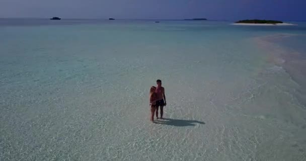 Tropik Sahilde Mutlu Romantik Bir Çift — Stok video