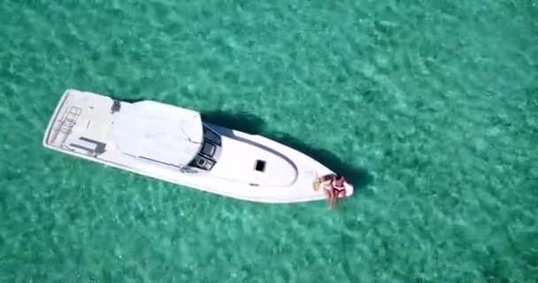 Bovenaanzicht Van Mooi Paar Zonnebaden Jacht — Stockvideo