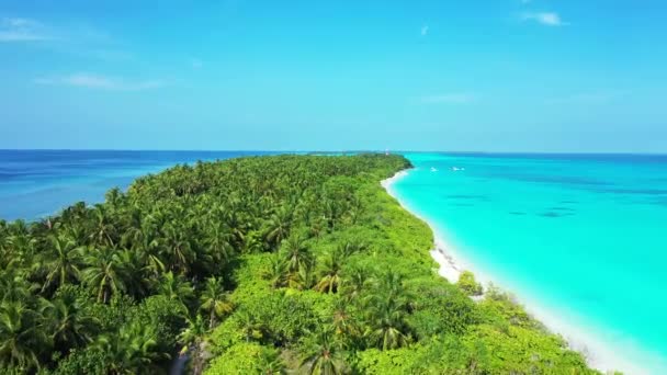Drone kilátás nyugodt kék türkiz tengerparton. Utazás a trópusi szigetre Antik, Fülöp-szigetek.