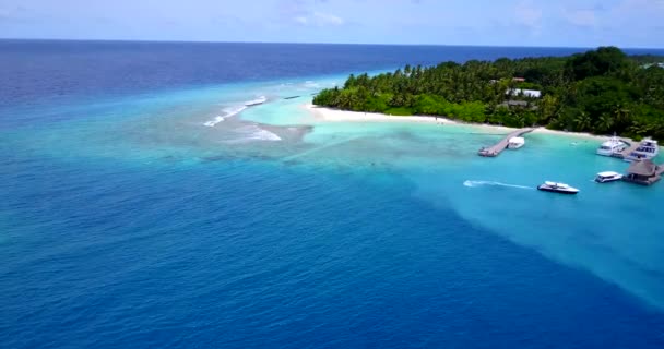 Ilha Verde Exótica Com Mar Azul Redor Durante Dia Viagem — Vídeo de Stock