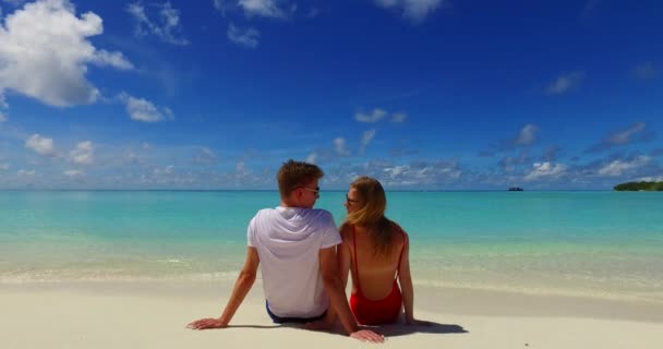 Jongeman Vrouw Lagen Aan Zeekust Zonnebaden Mooi Koppel Rustend Tropisch — Stockvideo