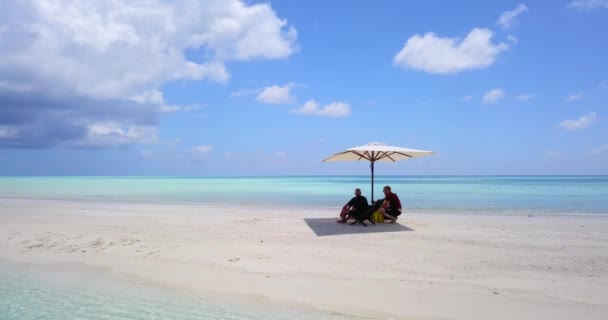 モルディブのターコイズブルーの水でビーチでリラックスする素晴らしい夏 — ストック動画