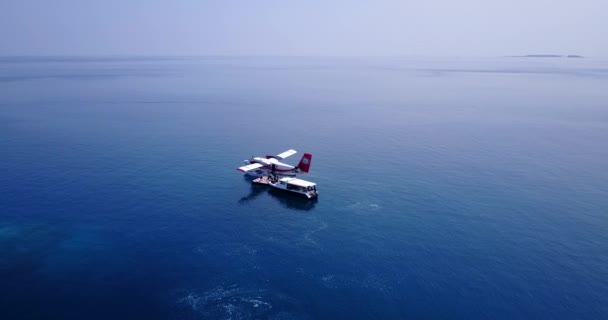 Widok Lotu Ptaka Ludzi Jachtów Motorowych Pływających Jeziorze Błękitnym Morzem — Wideo stockowe