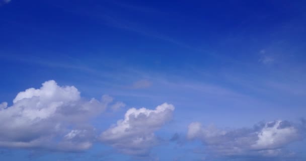Schöner Blauer Himmel Und Wolken Auf Dem Hintergrund — Stockvideo