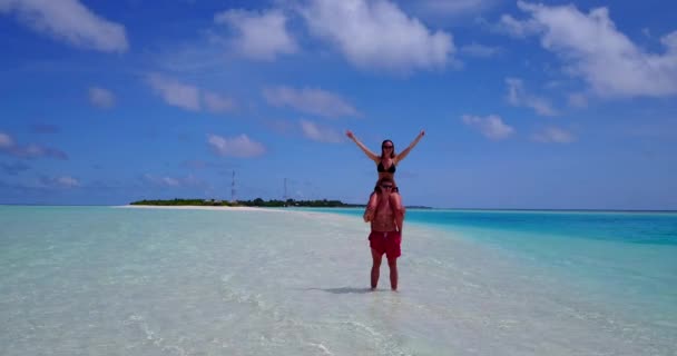 Romântico Lindo Casal Praia Areia Ilha Tropical Verão Conceito Lazer — Vídeo de Stock