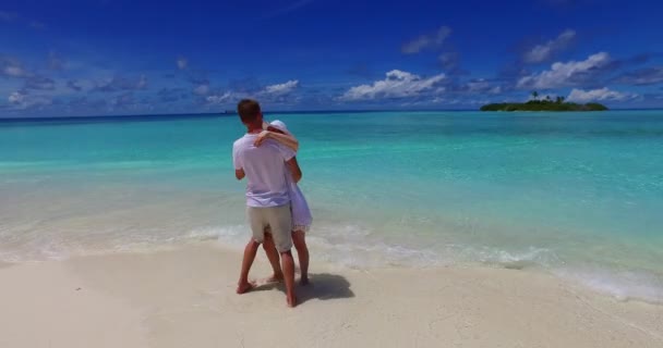 Feliz Pareja Romántica Playa Tropical — Vídeos de Stock