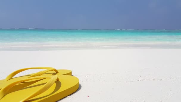 Gelbe Flip Flops Weißen Strand Urlaubsangebote Dominikanische Republik Sommer — Stockvideo