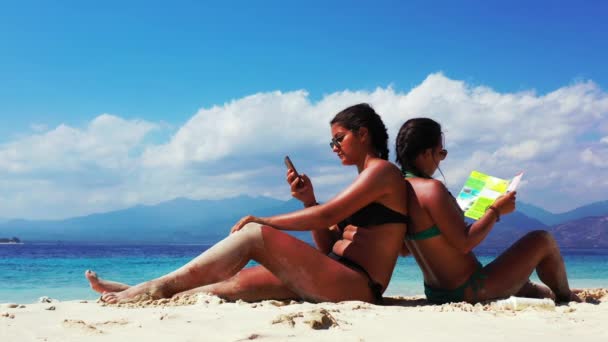 Dos Chicas Pasando Buen Rato Hablando Leyendo Folleto Playa Arena — Vídeos de Stock