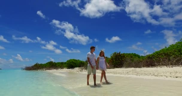 Pareja Romántica Playa Tropical — Vídeos de Stock
