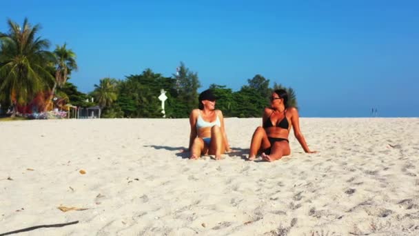Schöne Freundinnen Sonnen Sich Sandstrand — Stockvideo