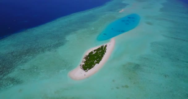 蓝绿色浅水中小岛的空中景观 前往马尔代夫的旅行 — 图库视频影像