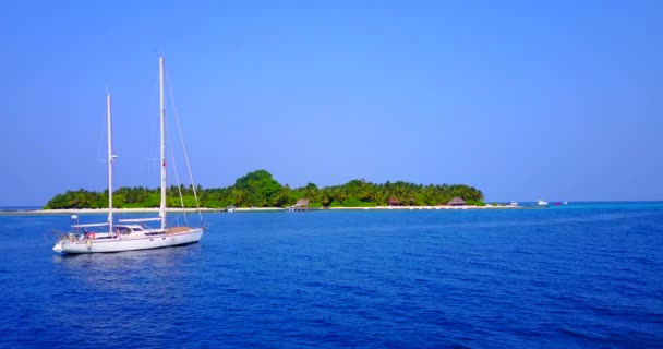 Barco Solitario Moviéndose Mar Azul Vacaciones Exóticas República Dominicana Caribe — Vídeos de Stock