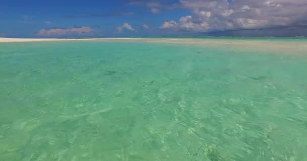 ターコイズブルーの水でビーチ マレーシア アジアでの夏のリラクゼーション — ストック動画