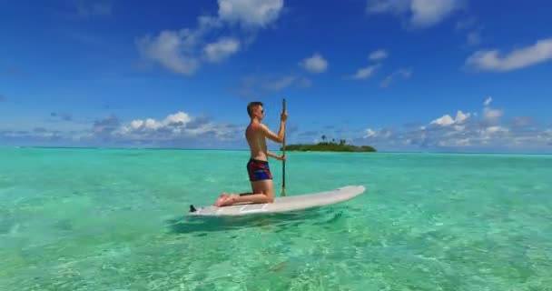 Bonito Homem Paddle Board Oceano — Vídeo de Stock