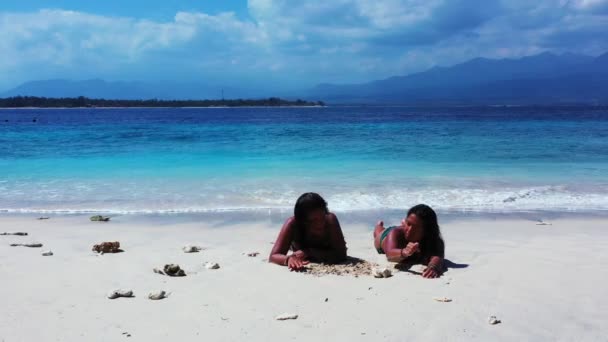 美しい女性たちが海で休んで日光浴をし — ストック動画