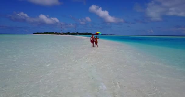 Joven Hombre Mujer Caminando Agua Mar Con Sombrilla Hermosa Pareja — Vídeo de stock