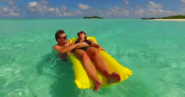 Mladý Pár Zamilovaný Baví Odpočívá Krásném Oceánu Tropického Ostrova Cestovní — Stock video