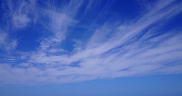 Natuur Scène Van Levendige Blauwe Lucht Met Witte Wolken Idyllisch — Stockvideo