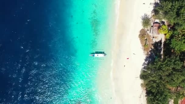 Draaien Boven Kustgebied Met Aangemeerde Boot Zomer Landschap Van Malediven — Stockvideo