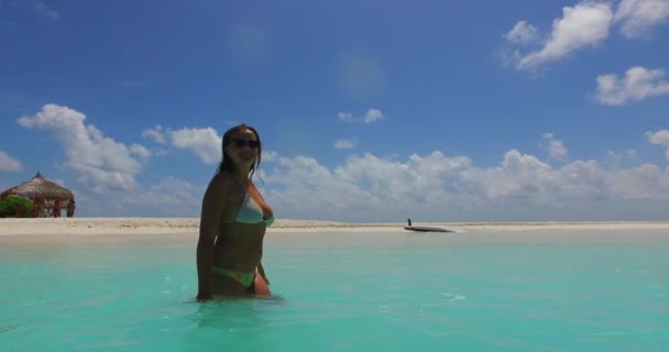 Młoda Kobieta Bikini Spacerująca Turkusowej Wodzie Malediwów — Wideo stockowe