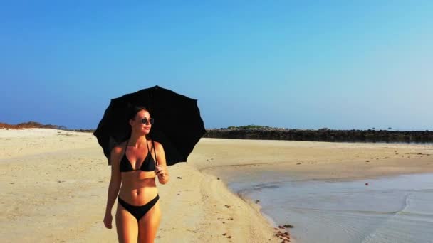 Kumsalda Şemsiyeyle Yürüyen Bikinili Seksi Kız Yaz Tatili Konsepti — Stok video