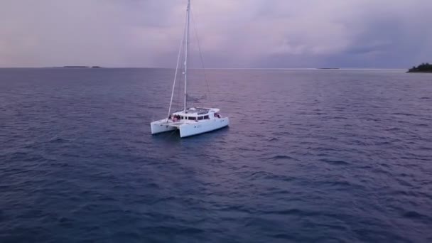 Filmagem Aérea Iate Branco Mar Azul Vista Panorâmica Paisagem Marinha — Vídeo de Stock