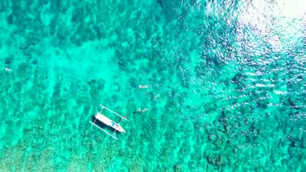 Gente Nadando Aguas Turquesas Cerca Del Barco Blanco Viaje Tropical — Vídeo de stock