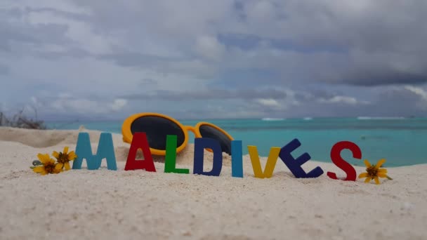 Maldivas Lettering Com Óculos Sol Praia Paisagem Verão Maldivas Sul — Vídeo de Stock