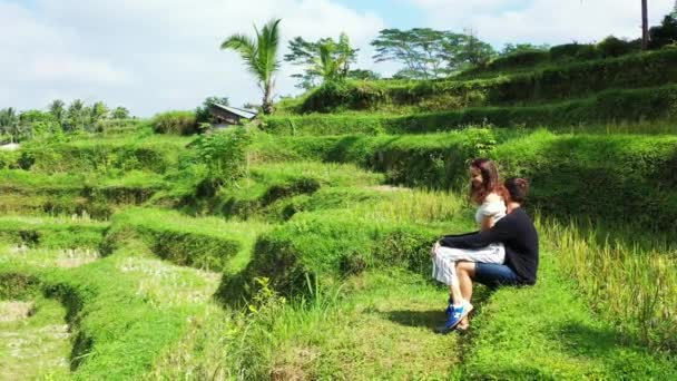 Nádherná Žena Sedí Kolenou Přítele Zeleném Poli Ostrova Cestovní Koncept — Stock video