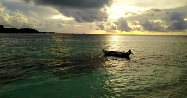 Eenzame Boot Met Zonsondergang Aan Horizon Zomer Landschap Van Malediven — Stockvideo