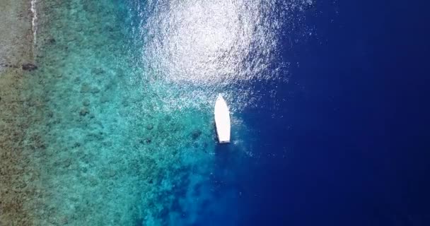 Mała Biała Łódka Plaży Egzotyczne Letnie Wakacje Malediwach — Wideo stockowe