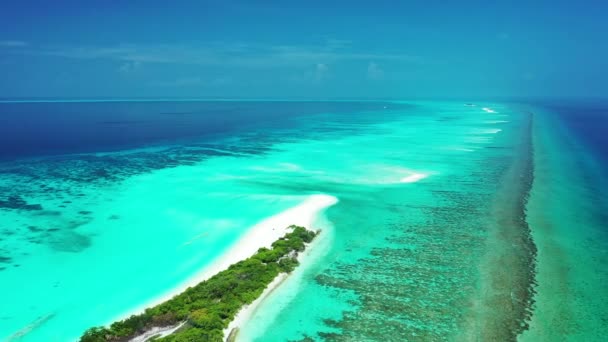 Toller Blick Auf Grüne Insel Mit Kristallklarem Türkisfarbenem Wasser Auf — Stockvideo