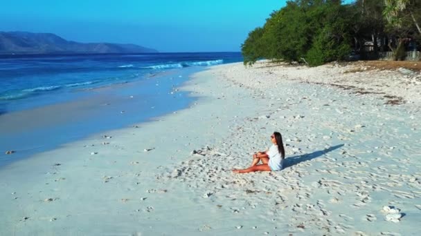 Menina Sentada Praia Areia Relaxante — Vídeo de Stock
