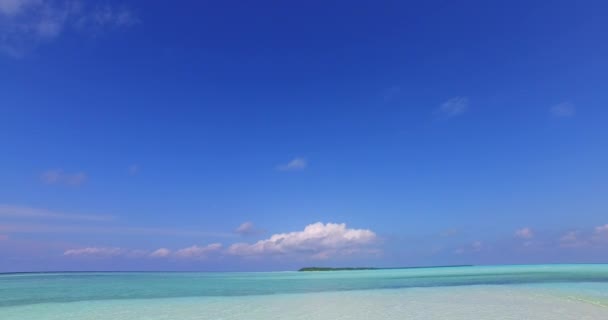 Turkusowe Morze Ciemnoniebieskim Niebem Przestrzenią Kopiującą Letnia Wycieczka Dominikany Karaibów — Wideo stockowe