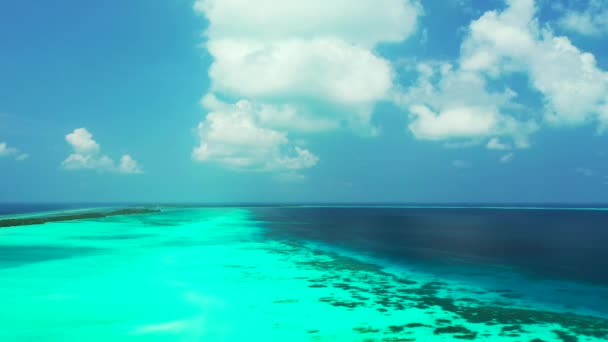 明亮的蓝绿色和蓝色的海滨 马尔代夫 南亚的夏季放松 — 图库视频影像